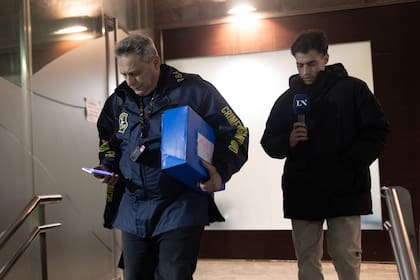 Un policía se retira del Sanatorio de los Arcos