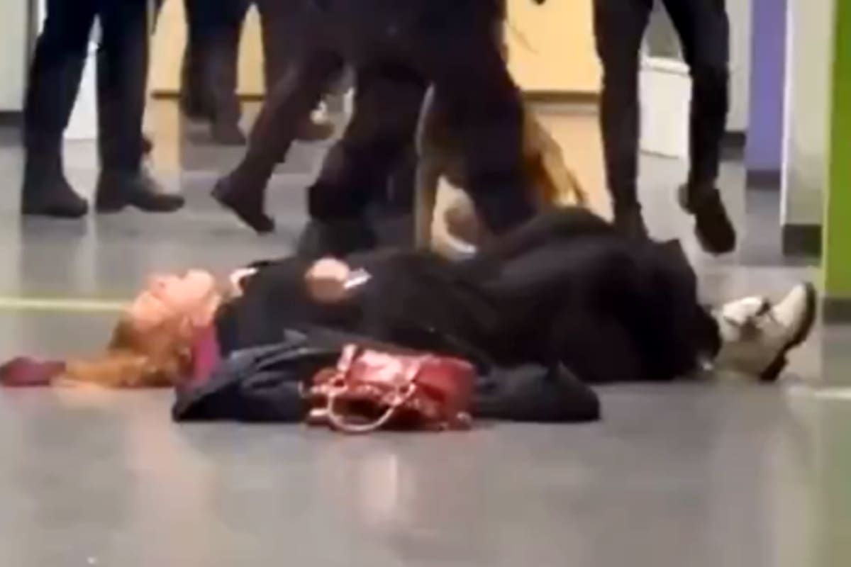 Un policía tiró al piso a una mujer embarazada y se desató una feroz pelea en Países Bajos