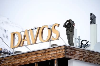 Un policía vigila desde el techo de un hotel en Davos, Suiza, el lunes 16 de enero de 2023. (AP Foto/Markus Schreiber)
