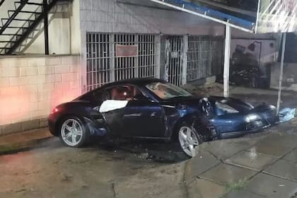 Un Porsche perdió el control y chocó contra una tapicería.