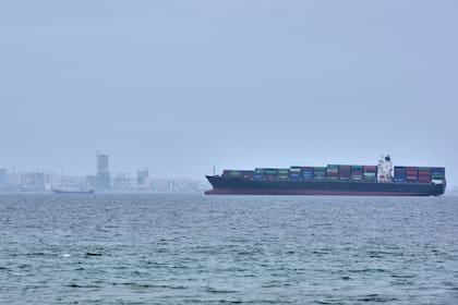 Un portacontenedores, visto en el estrecho de Ormuz, frente a la costa de la isla Qeshm, Irán.