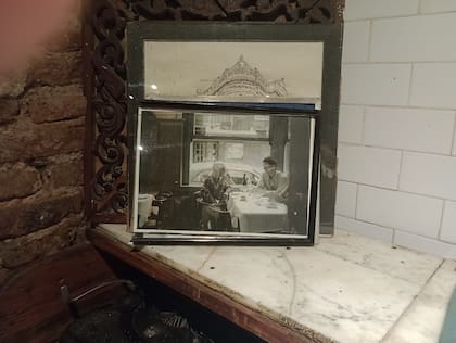 Un portarretratos con la imagen de la artista Marta Minujín, una de sus clientas frecuentes, en una de las mesas de Miramar