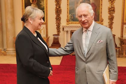 Un portavoz del Palacio de Buckingham contó que el Rey, que también tiene cáncer, estaba “muy orgulloso de Kate y de su coraje al hablar como lo hizo”. En la imagen, tomada ayer en el Palacio de Buckingham, se lo ve a Carlos III saludando a Martina Milburn, antes de una audiencia del programa Windsor Leadership Trust.