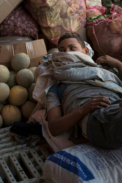 Un portero descansa en un mercado mayorista de alimentos en Caracas, Venezuela, lunes 28 de enero