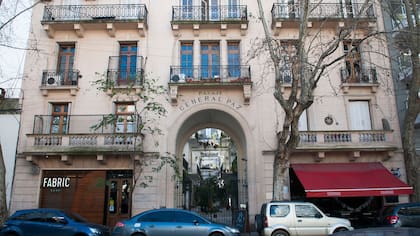 Un pórtico con rejas enmarca el acceso sobre la calle Ciudad de la Paz.