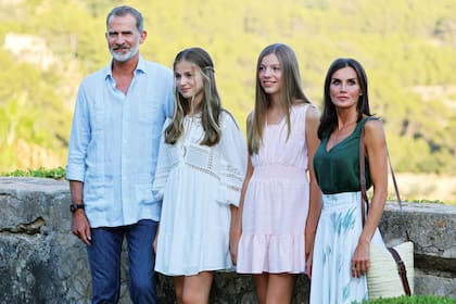 Un posado oficial diferente: los Reyes y sus dos hijas en Mallorca, durante las últimas vacaciones de verano.