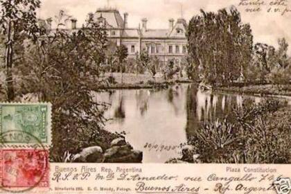Un postal que incluye el paisaje de la Plaza Constitución, cuando tenía un lago; al fondo, la estación de tren
