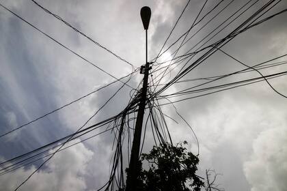 Un poste de electricidad en Loiza, Puerto Rico, el jueves 15 de septiembre de 2022. (AP Foto/Alejandro Granadillo)