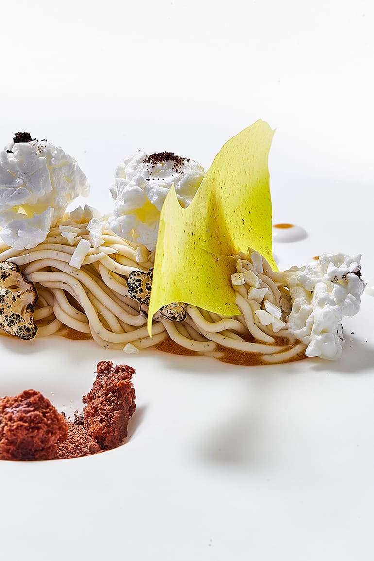 Un postre (aunque no lo parezca): Arroz con leche preparado como un risotto, “cremado” con manteca tostada, pimienta blanca, nuez moscada y remolacha. Más vinagreta de Módena-ruibarbo, cookies de aceituna negra, cremoso de ruibarbo y spaghetti de vino Madeira.