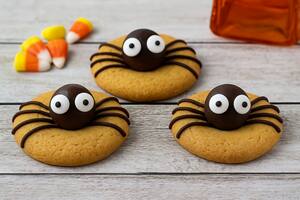 Un postre que combina una base de trufa con decoraciones creativas es ideal para la mesa de Halloween