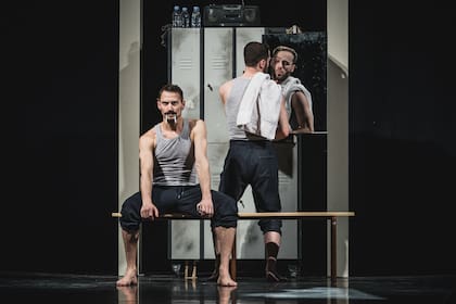 Un poyo rojo: el espectáculo que nació tímidamente en el off y triunfa en Francia, de regreso a Buenos Aires