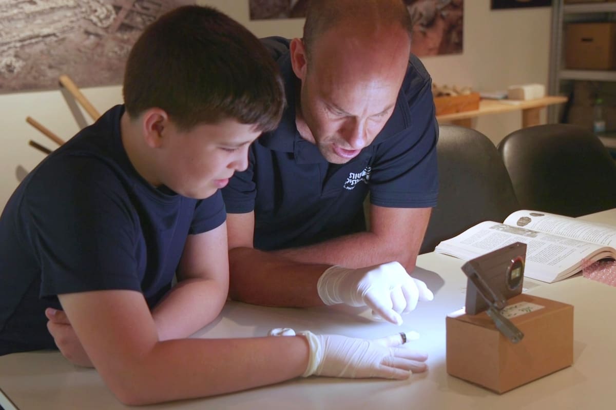 Un preadolescente de 13 años descubrió una joya romana de 1800 años