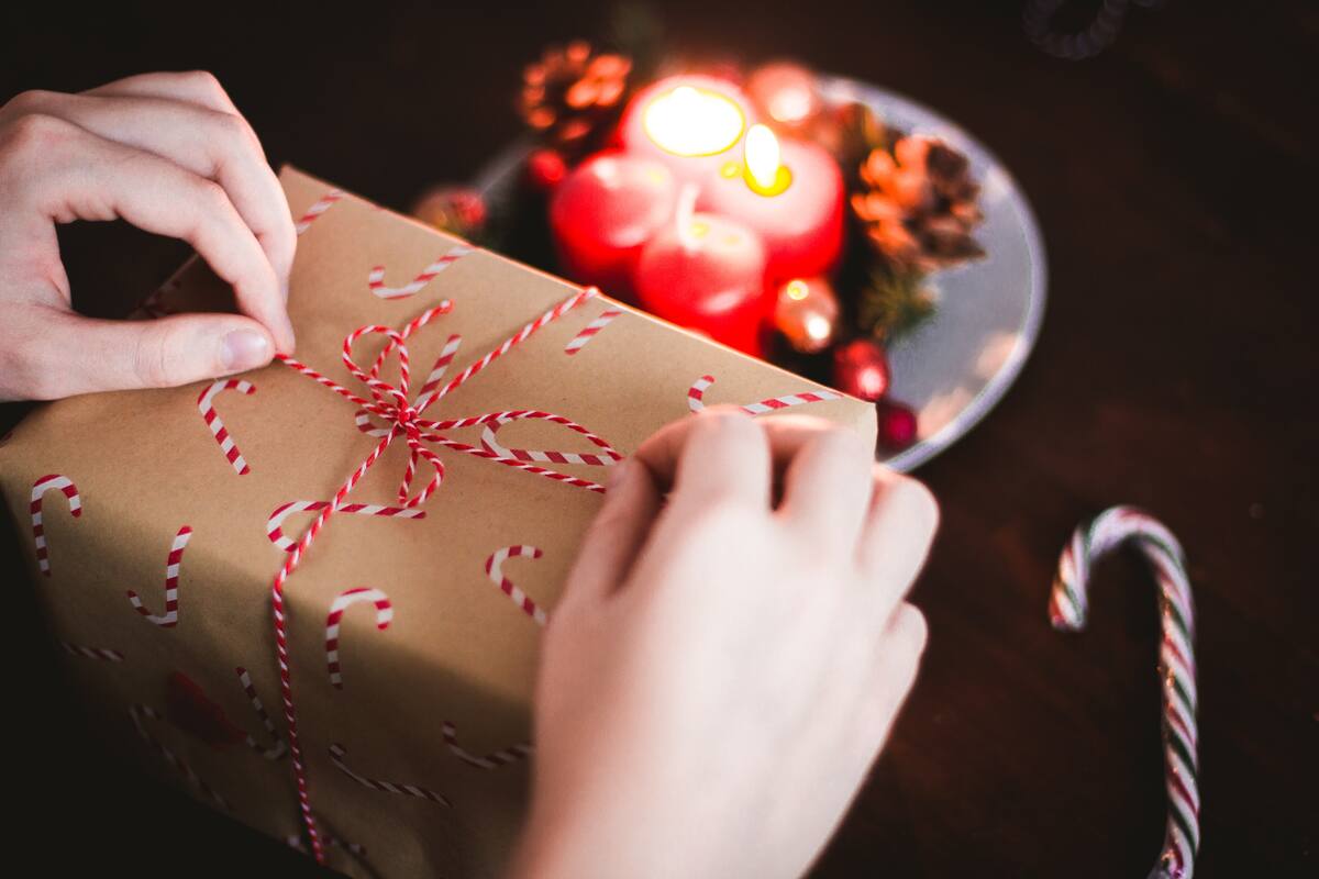 Un preadolescente en EE.UU. abrió un regalo anticipadamente y recibió un castigo que no olvidó, pese al paso del tiempo