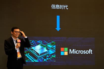 Un presentador habla sobre Microsoft en la Era de la Información, durante la Conferencia Mundial de Inteligencia Artificial, en Shanghai, China, el 6 de julio de 2023. (AP Foto/Ng Han Guan)