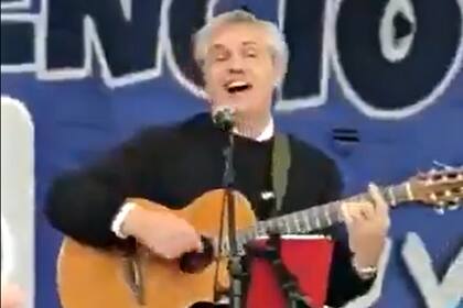 "Un presidente que toca la guitarra fuera de contexto, y en condiciones que dan vergüenza ajena", criticó Majul