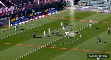 Un primer ataque claro de River ante Banfield por los carriles centrales, tratando de tirar paredes en corto: iban dos minutos