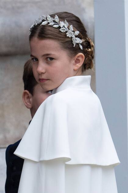 Un primer plano de la princessa Charlotte, que llevó un tocado coordinado con el de su mamá, Kate.