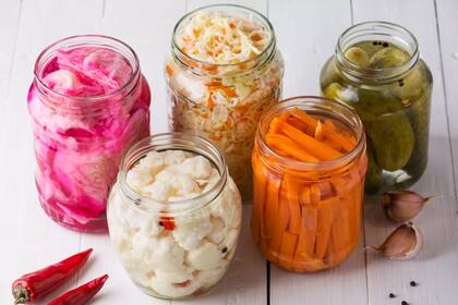 Un probiótico muy común son los lactobacilos, presentes en muchos alimentos fermentados