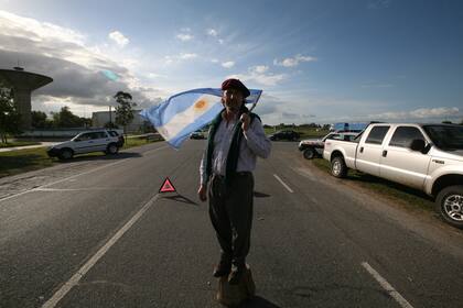 Un productor rural corta la ruta 2 durante el conflicto con el gobierno kirchnerista en marzo de 2008
