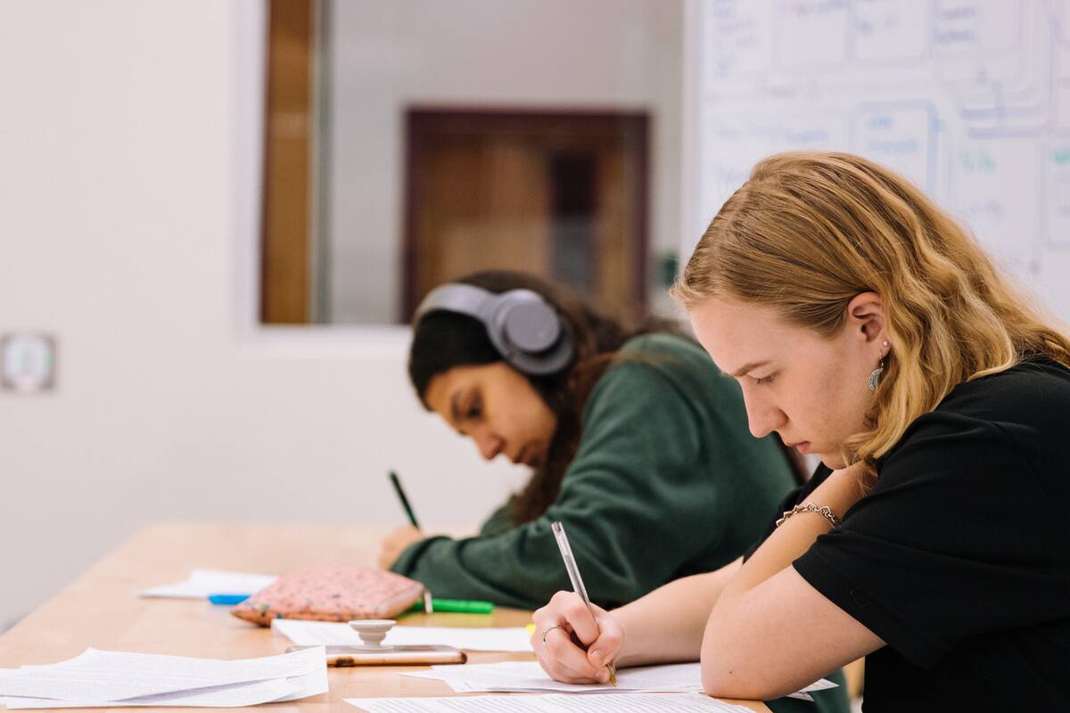 Un profesor universitario ideó un plan brillante para atrapar a los alumnos que se copian en el examen