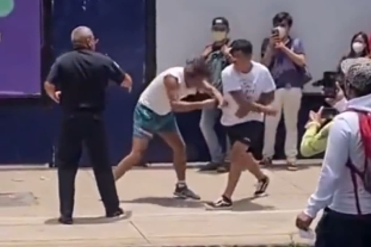Un profesor y su alumno se debatieron a golpes frente a decenas de jóvenes que ya esperaban la llamada Pelea del Siglo