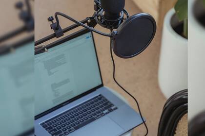 Un programa de radio fue realizado por IA durante 13 horas (Foto Pexels)