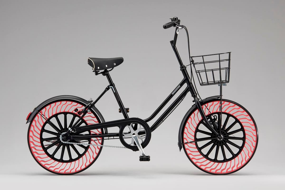 Un prototipo de bicicleta de Bridgestone con el sistema de cubiertas sin aire, un modelo que la compañía planea utilizar en los rodados que estarán disponibles en los Juegos Olímpicos Tokio 2020
