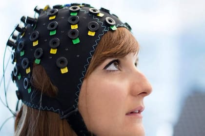 Un prototipo de gorra desarrollado por el Centro Wyss para Bio y Neuroingeniería de Ginebra permite monitorear la actividad cerebral y, con ella, determinar la respuesta de un paciente paralizado a una pregunta de los médicos