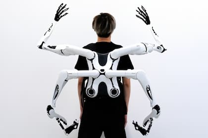 Un prototipo de Jizai Arms, los brazos robóticos que complementan los propios de la persona que los usa