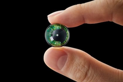 Un prototipo de la lente de contacto de Mojo Lens; la computadora está en los laterales, y la pantalla, del tamaño de un grano de arena, está en el centro; esto permite desplegar información integrada a lo que está viendo el usuario