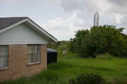 Un prototipo de la nave espacial Starship de SpaceX se muestra detrás de una casa en Boca Chica Village