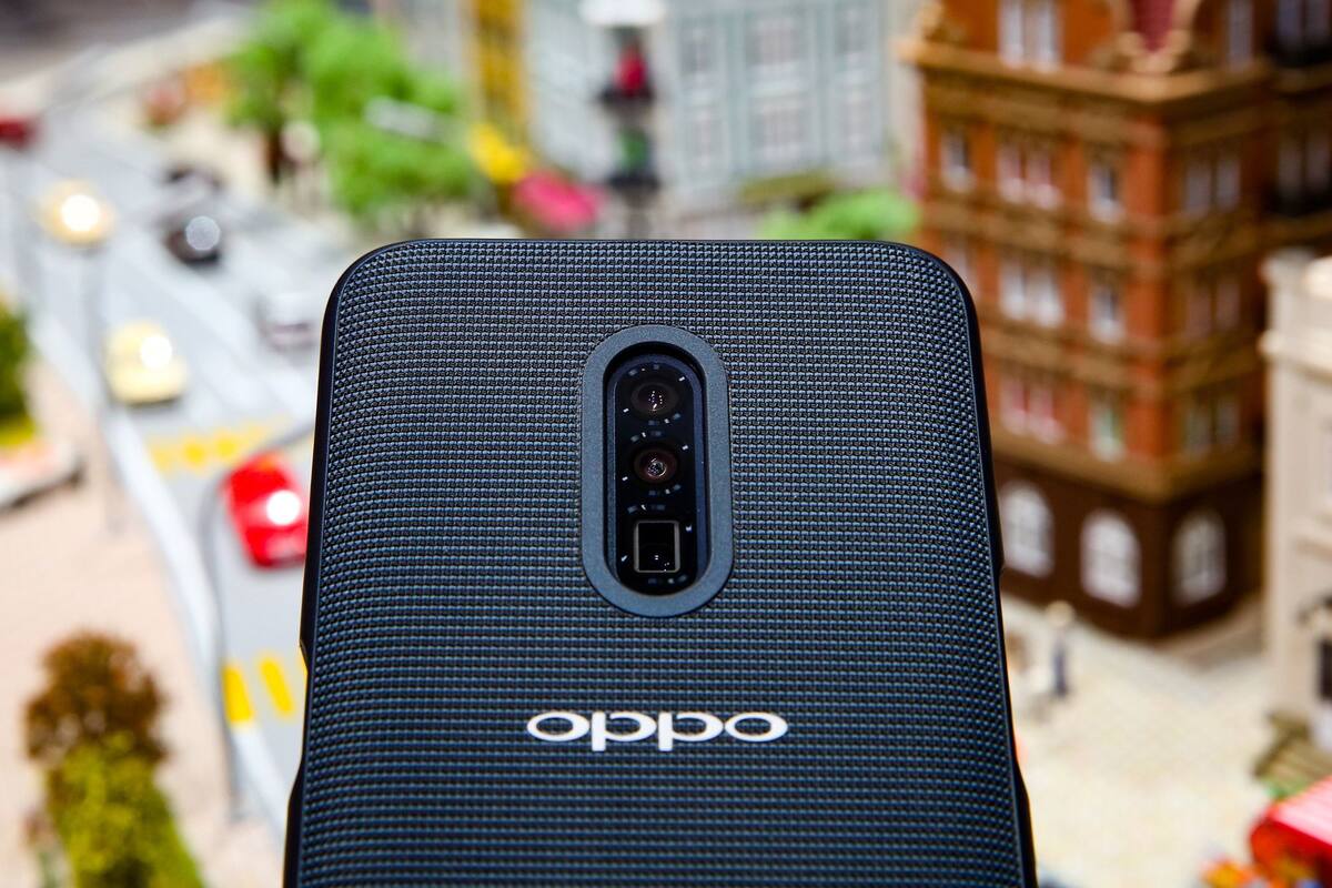 Un prototipo del Oppo muestra tres cámaras, la tercera tiene un zoom óptico y es interna, para lograr la distancia necesaria entre las lentes