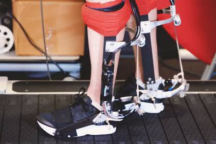 Un prototipo desarrollado por investigadores de la Universidad de Stanford busca asistir a los corredores a gastar menos energía durante las rutinas de running