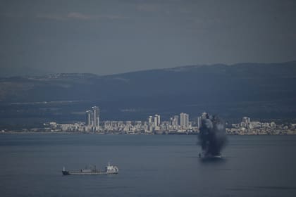 Un proyectil explota en el agua en la bahía de Haifa, en el norte de Israel