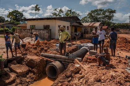 Un proyecto de alcantarillado encargado por Brunswijk en Moengo