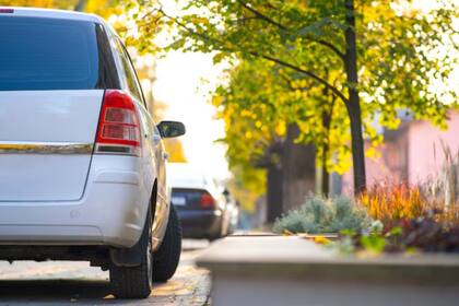 Un proyecto de ley busca imponer una prohibición de estacionamiento en Nueva York