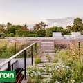 El paisajismo logró un recorrido verde que conecta todos los niveles de la casa