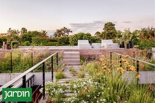 El paisajismo logró un recorrido verde que conecta todos los niveles de la casa