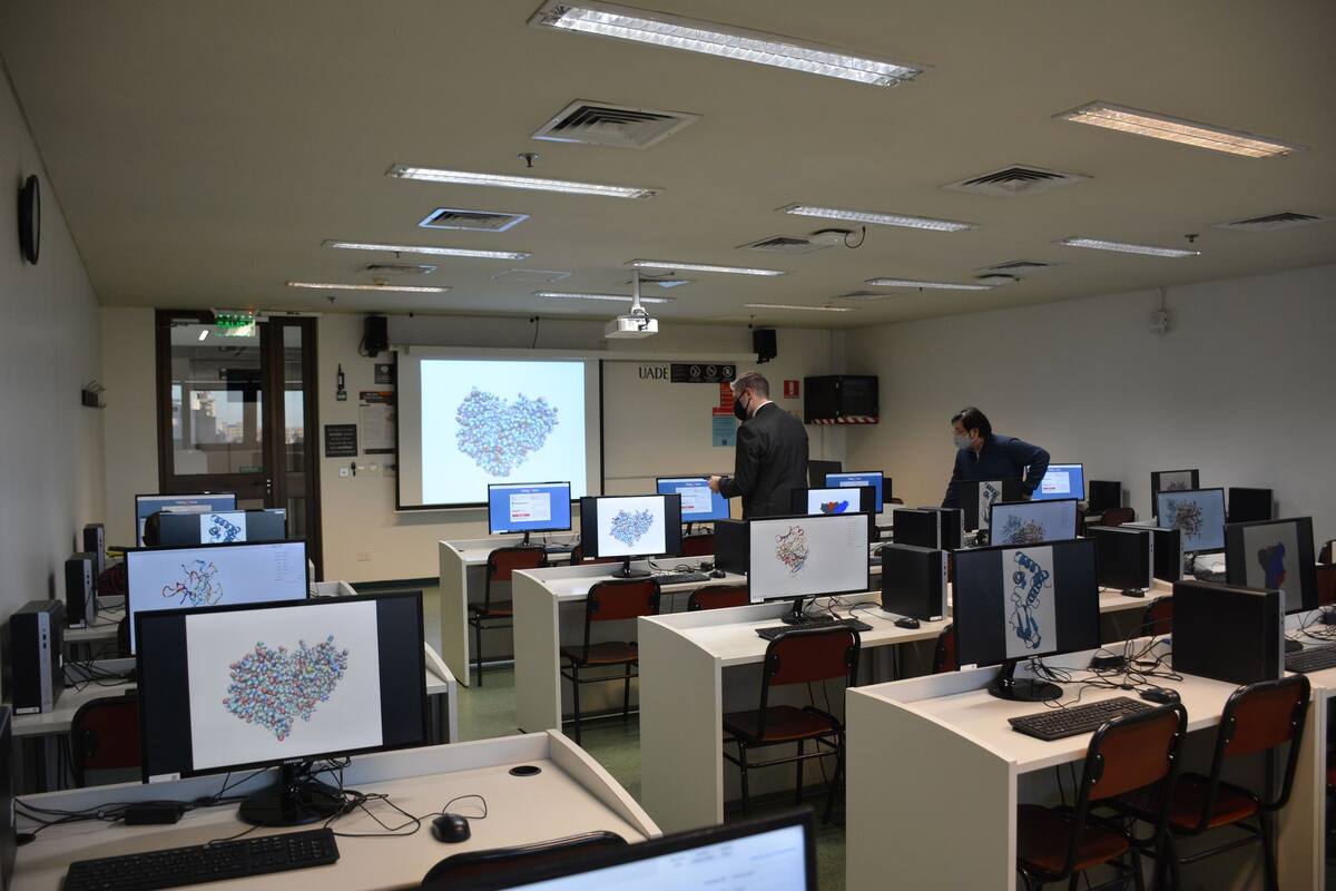 Un proyecto global utiliza el tiempo ocioso de las PC para encontrar los puntos débiles del virus, y la Argentina se suma. En la foto, uno de los laboratorios de la UADE, cuyas computadoras participan del programa