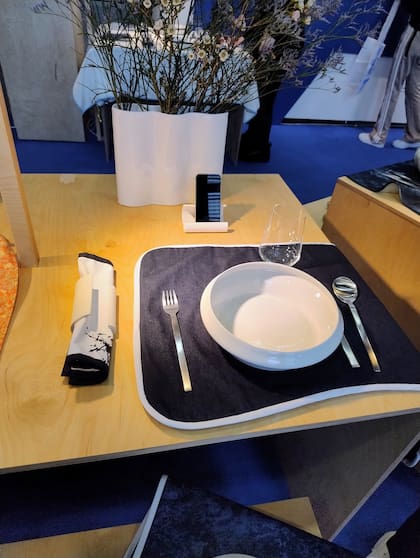 Un proyecto universitario que llegó a Talents: el trabajo conjunto de un diseñador textil con un diseñador de vajilla, que dio como resultado soluciones para comensales no videntes y para personas que comen solas en un restaurante.