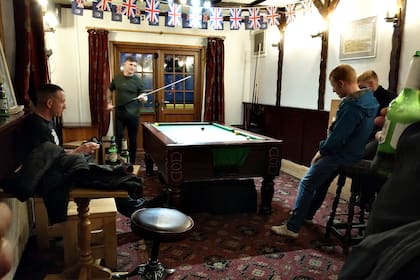 Un pub de Malvinas durante la noche del 2 de abril de 2022