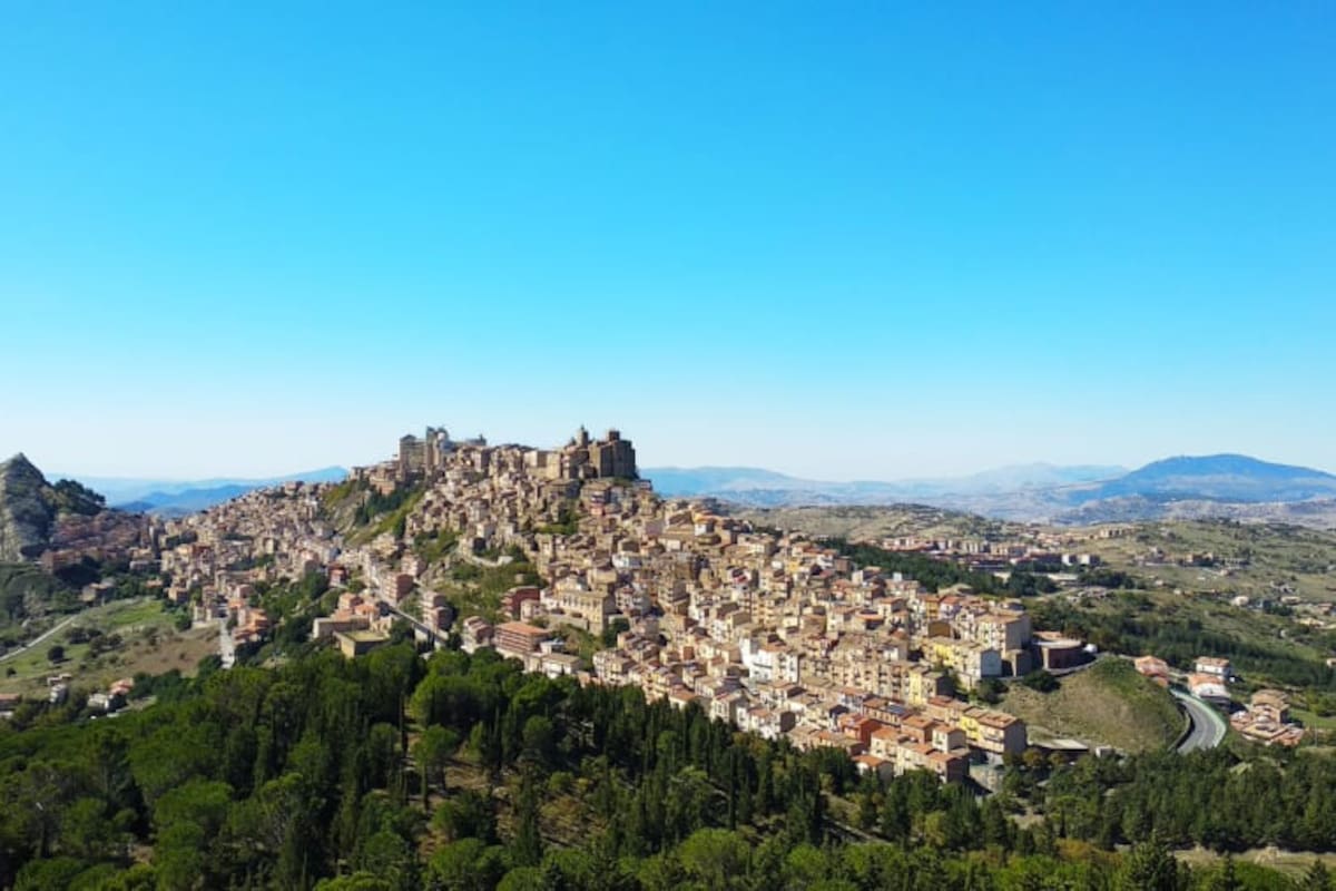 Un pueblo italiano busca revitalizar su centro histórico ofreciendo viviendas prácticamente gratuitas y beneficios especiales a quienes puedan mudarse