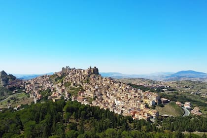 Un pueblo italiano busca revitalizar su centro histórico ofreciendo viviendas prácticamente gratuitas y beneficios especiales a quienes puedan mudarse