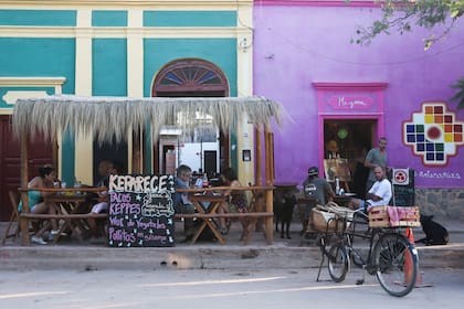 Un pueblo que preserva su distintivo estilo hippie, rodeado de ríos, balnearios y cerros