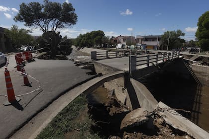 Un puente al borde del derrumbe permanece cortado al tránsito