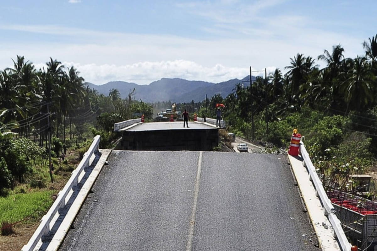 Un puente colapsó mientras un equipo de noticias transmitía en vivo y una periodista que se encontraba en el lugar se salvó de milagro