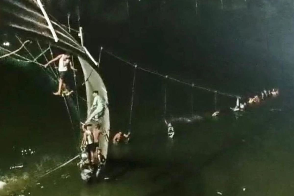 Un puente colgante cayó sobre un río en Gujarat, India