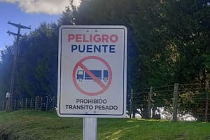 Enojo por el mal estado de los caminos en un municipio y alerta por un puente de madera