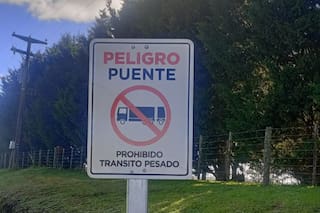 Enojo por el mal estado de los caminos en un municipio y alerta por un puente de madera