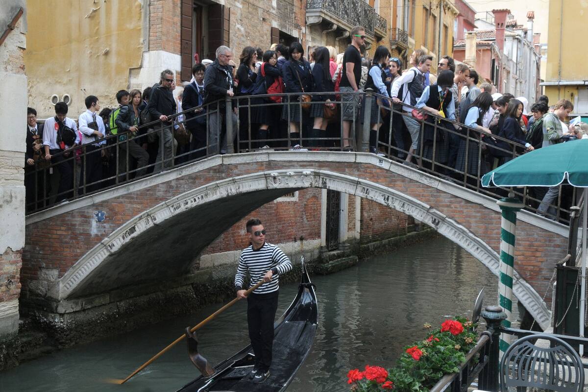 Un puente peatonal en Venecia durante la temporada alta